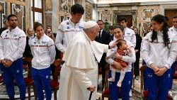 Le Pape et les membres de la Fédération italienne de pentathlon moderne.