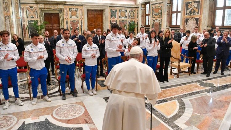 El Papa saluda a los atletas de la Federación Italiana de Pentatlón Moderno recibidos en el Vaticano