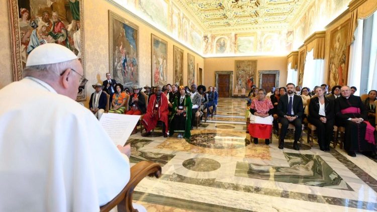 Audiencia del Papa a los participantes en la 6ª Reunión Mundial del Foro de los Pueblos Indígenas.
