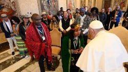 Le Pape saluant les représentants des peuples autochtones le 10 février au Vatican.