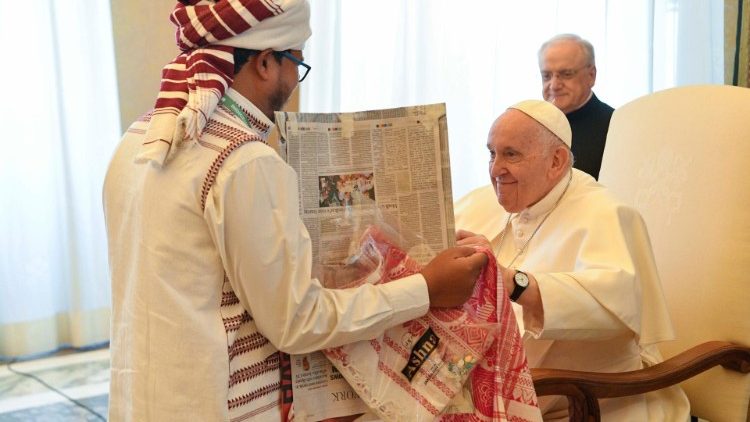 आदिवासियों से मुलाकात करते पोप फ्राँसिस 