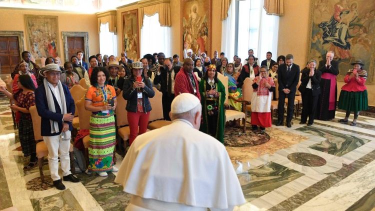 El Papa y los participantes en la 6ª Reunión Mundial del Foro de los Pueblos Indígenas