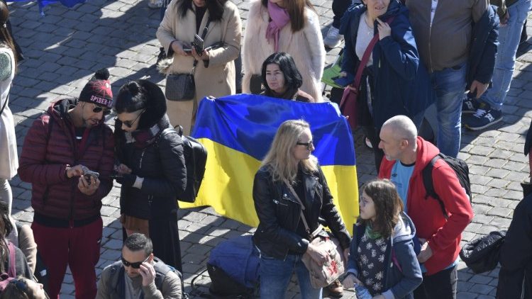 Fedeli con la bandiera ucraina in piazza San Pietro