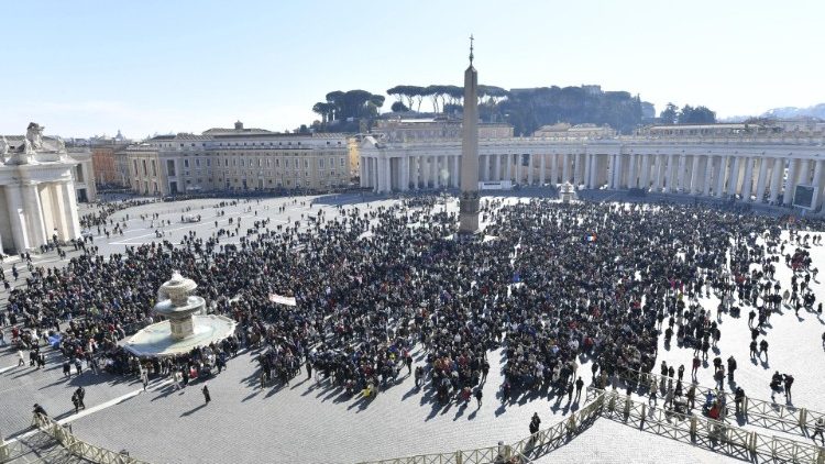 Паломники на площади Святого Петра (12 февраля 2023 г.)