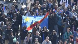 Les congolais présents sur la place Saint-Pierre ce dimanche 12 février, montrant le drapeau de leur pays