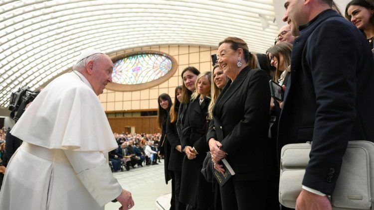 El Papa dialoga con algunos participantes en la audiencia general del 15 de febrero