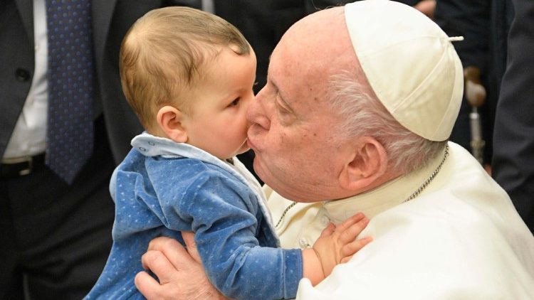 El Papa Francisco saluda y bendice a un niño en la audiencia general del 15 de febrero