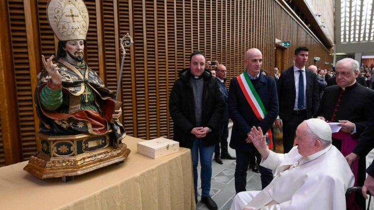 Francesco benedice la statua di San Marciano