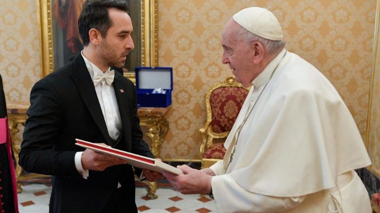 Der neue türkische Botschafter beim Heiligen Stuhl, Ufuk Ulutas, überreicht dem Papst das Beglaubigungsschreiben.