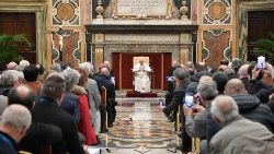 Il Papa con i responsabili del Servizio per la promozione del sostegno economico alla Chiesa cattolica della Cei