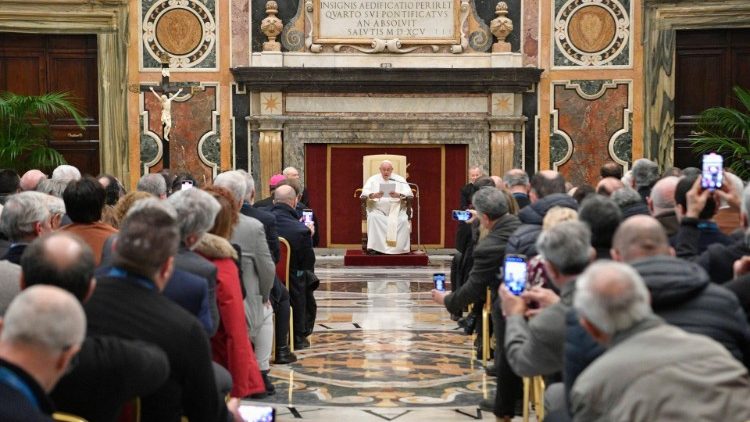 Il Papa con i responsabili del Servizio per la promozione del sostegno economico alla Chiesa cattolica della Cei