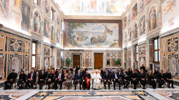 Papež Frančišek je sprejel v avdienco v dvorani Klementini okoli 60 mehiških podjetnikov.