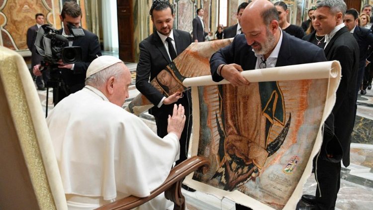 El Santo Padre bendice una imagen de la Virgen de Guadalupe durante su encuentro con los empresarios mexicanos. (Vatican Media)