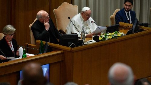 Папа призвал пастырей ничего не предпринимать без мирян