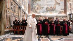 Les participants au Cours de formation juridico-pastorale de la Rote Romaine reçus par le Pape, le 18 février 2023. 