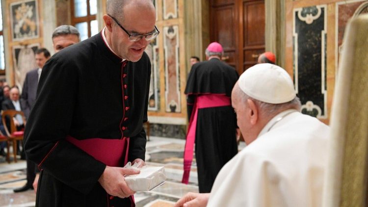 Francesco saluta monsignor Davide Milani, presidente della Fondazione Ente dello Spettacolo
