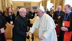 Le Pape saluant les membres de l'Académie pontificale pour la vie, le 20 février.