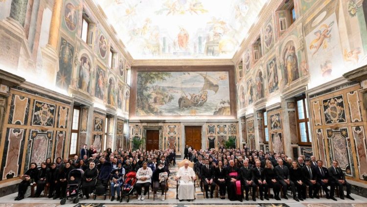 Il Papa posa per una foto di gruppo con i soci del Circolo San Pietro