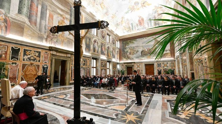 O Papa Francisco com os sócios do Círculo de São Pedro (Vatican Media)