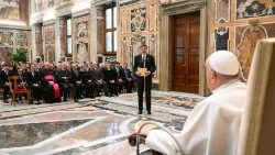 O Papa Francisco com os sócios do Círculo de São Pedro (Vatican Media)