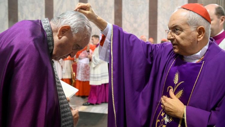 Papa Francesco riceve le ceneri dal cardinale Piacenza