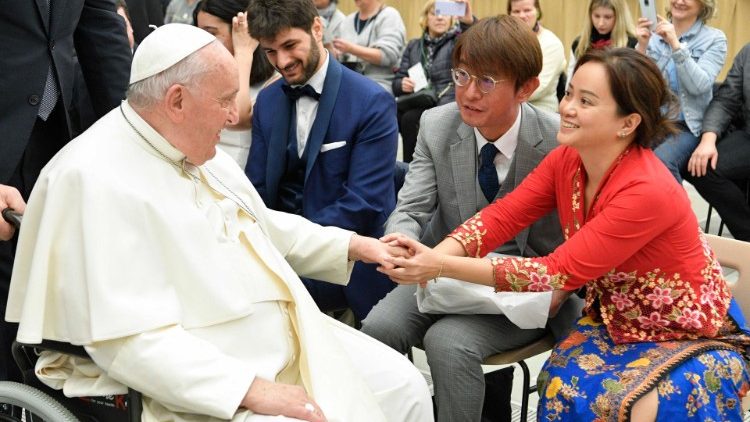 El Papa saludando a niños en audiencia general 