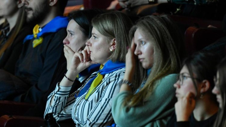 Betroffenheit im Publikum; viele der Anwesenden sind aus der Ukraine oder haben dort Familienangehörige