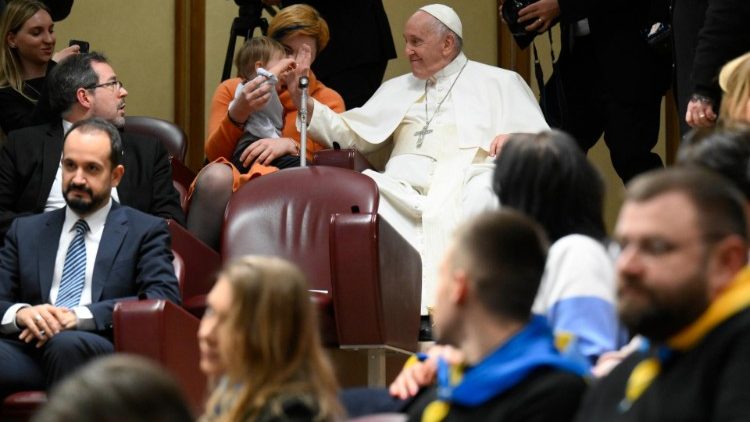 Mittendrin: Papst Franziskus saß mitten im Publikum und ließ seinen Gehstock bei dieser Gelegenheit gerne mal los