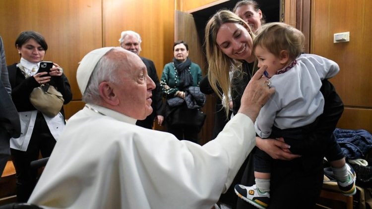 El saludo del Papa a un niño ucraniano