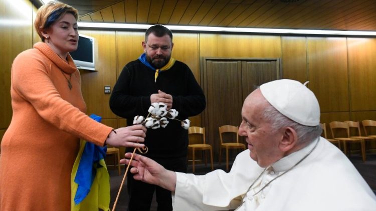 La mère d'un soldat offre une fleur au Pape