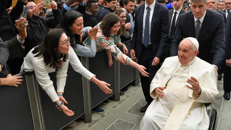 Papa Franjo pozdravlja studente