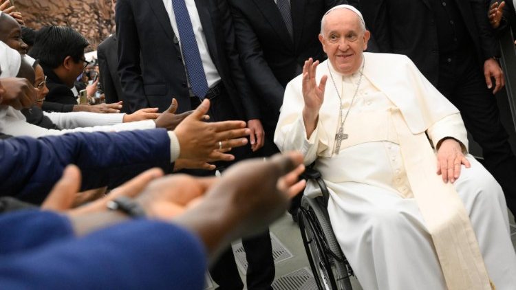 Il Papa saluta i partecipanti all'udienza