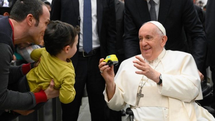 Il Papa saluta i bambini presenti all'udienza