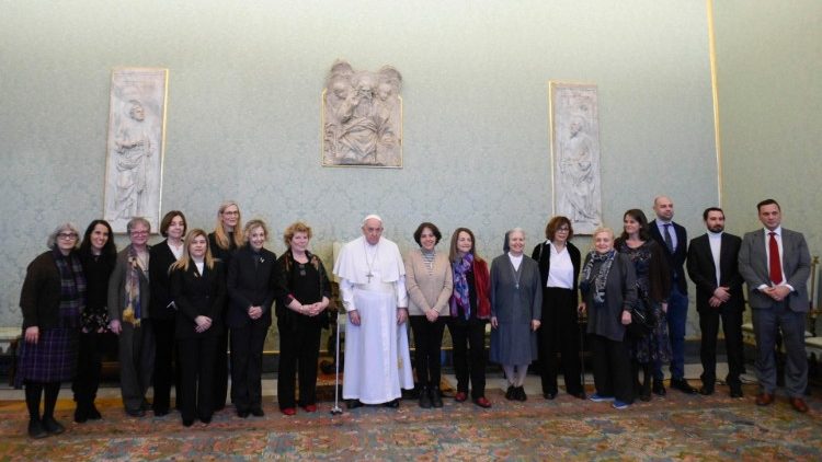 Папата с комитета на месечното издание "Жени-Църква-Свят"