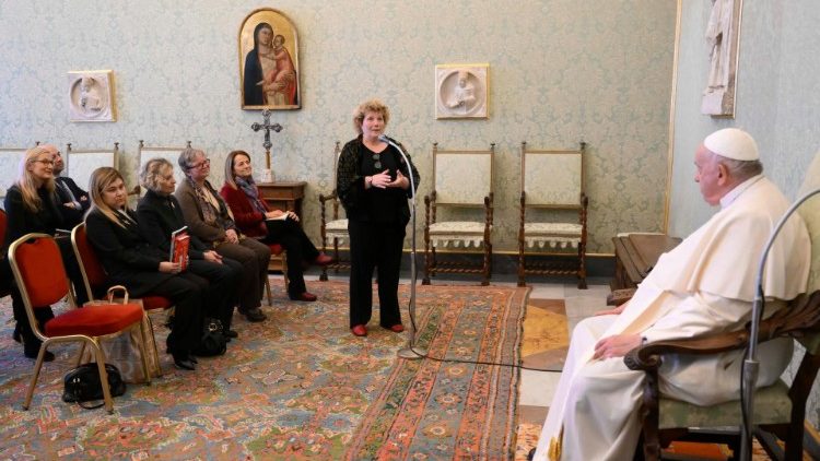 Папа с редколлегией "женского" приложения к ватиканской газете "Оссерваторе Романо"
