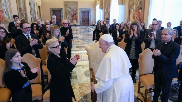 Папата със служителите на предаването "По Негов образ"