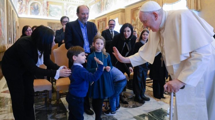 Папата със служителите на телевизионното предаване "По Негов образ"