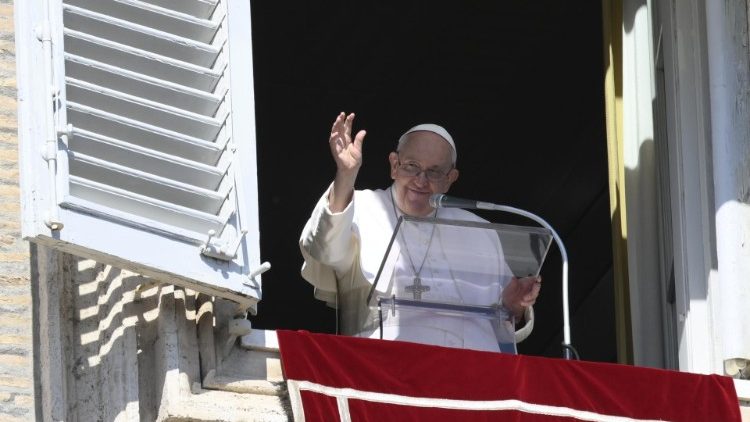 Pope at Angelus: Christians must share the glorious light of God's love
