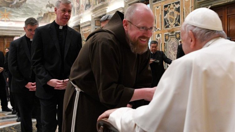 Alcuni sacerdoti salutano il Papa