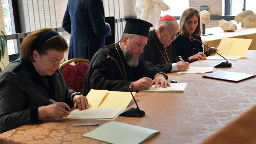 Ватикана подписа споразумението за дарението на трите фрагмента от Партенона
