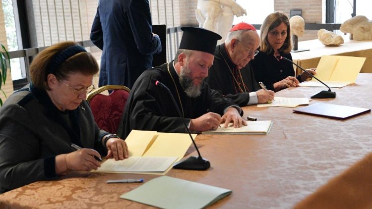 Подписването на споразумението на реституцията на три фрагмента от Партенона
