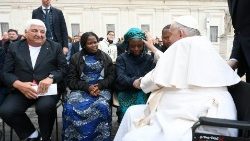 Francesco benedice due donne nigeriane rapite da Boko Haram