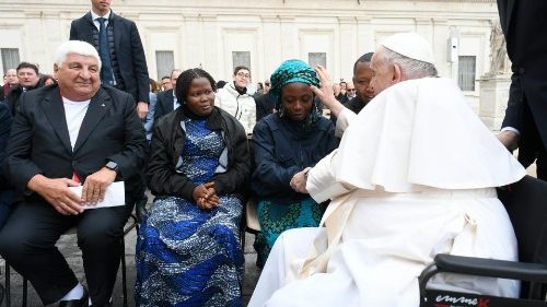 L'abbraccio del Papa ai sacerdoti calabresi e a due donne rapite da Boko Haram 
