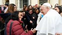 Papież z grupą kobiet, audiencja generalna 08.03.2023 r.