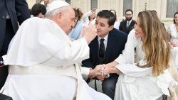 Papa Francisc salută o pereche soți recent căsătoriți care a luat parte la audiența generală din 8 martie 2023.