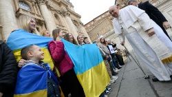 Francisco ao encontrar ucranianos na Praça São Pedro