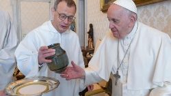 El Prior de Taizé con el Papa en su audiencia privada con la Comunidad el 9 de marzo (Vatican Media)