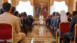 Papa Francisc la audiența acordată joi, 9 martie 2023, participanților la simpozionul "Catedra primirii", organizat de asociația Fraterna Domus (Sala Consistoriului din Palatul Apostolic)