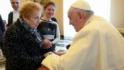 “카테드라 델 아콜리엔차”(환대의 의자) 컨퍼런스 참가자들과 인사를 나누는 프란치스코 교황