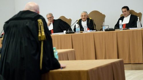Processo vaticano, rejeitadas as objeções da defesa: segue-se com outras testemunhas
